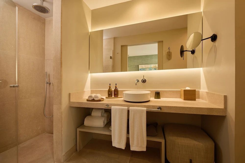 Modernes Badezimmer mit großem Spiegel und beleuchteter Waschtischfläche