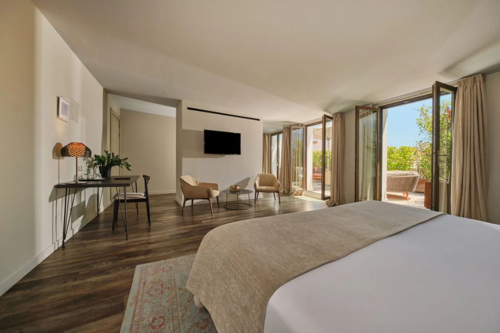 Geräumiges Zimmer mit Doppelbett und Sofabereich im Sant Jaume Design Hotel