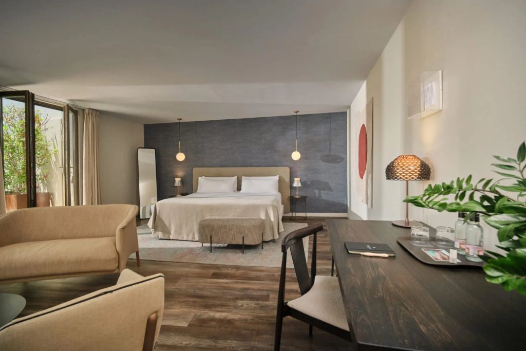Elegantes Doppelzimmer mit dunklem Holztisch und modernen Dekorationen