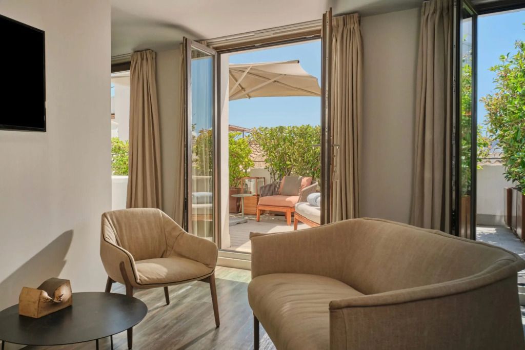Gemütlicher Sitzbereich mit Zugang zur Terrasse im Sant Jaume Design Hotel