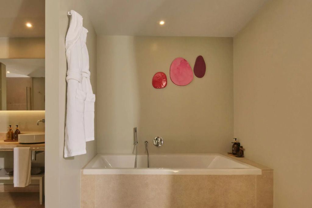 Moderne Badewanne mit stilvollen Wanddekorationen im Sant Jaume Design Hotel