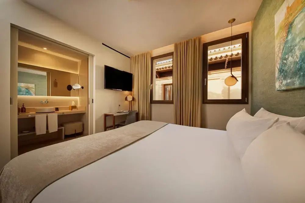Elegantes Standard Doppelzimmer mit Doppelbett und Deckenleuchte im Sant Jaume Design Hotel