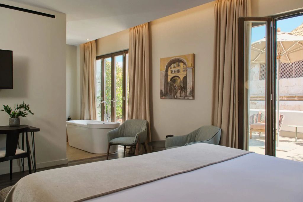 Modernes Zimmer mit gemütlicher Sitzecke und Zugang zur Terrasse.