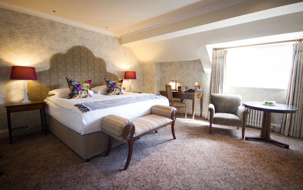 Deluxe Doppelzimmer mit gemütlichem Doppelbett und eleganter Einrichtung