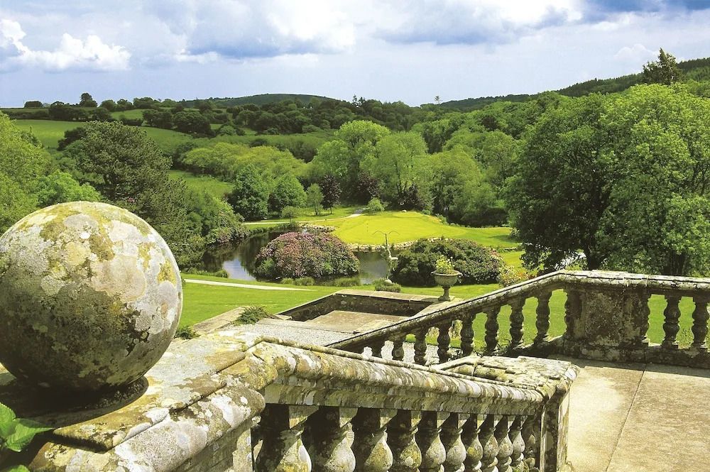 Atemberaubender Blick auf den grünen Garten mit Natur und Architekturelementen.