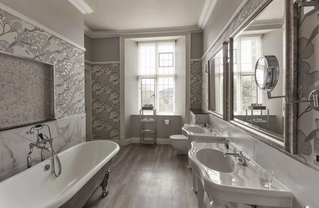 Großzügiges Badezimmer mit freistehender Badewanne und großen Fenstern im Bovey Castle.