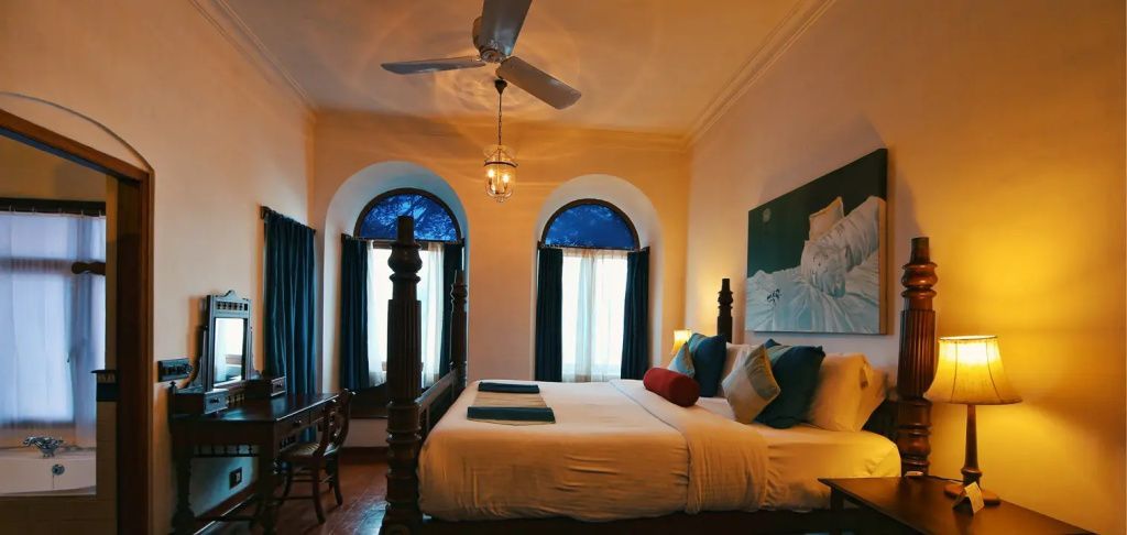 Elegantes Schlafzimmer mit Meerblick und klassischem Holzbett