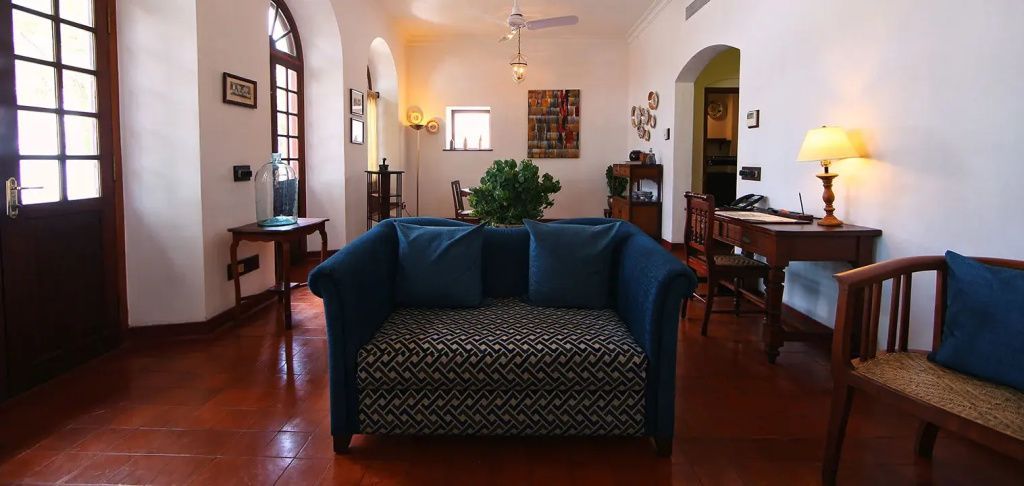 Gemütlicher Wohnbereich mit blauer Couch und warmem Dekor
