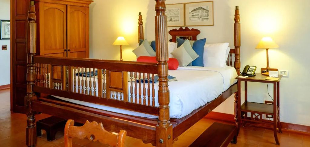 Doppelzimmer mit Himmelbett und dekorativen Kissen im Brunton Boatyard Hotel