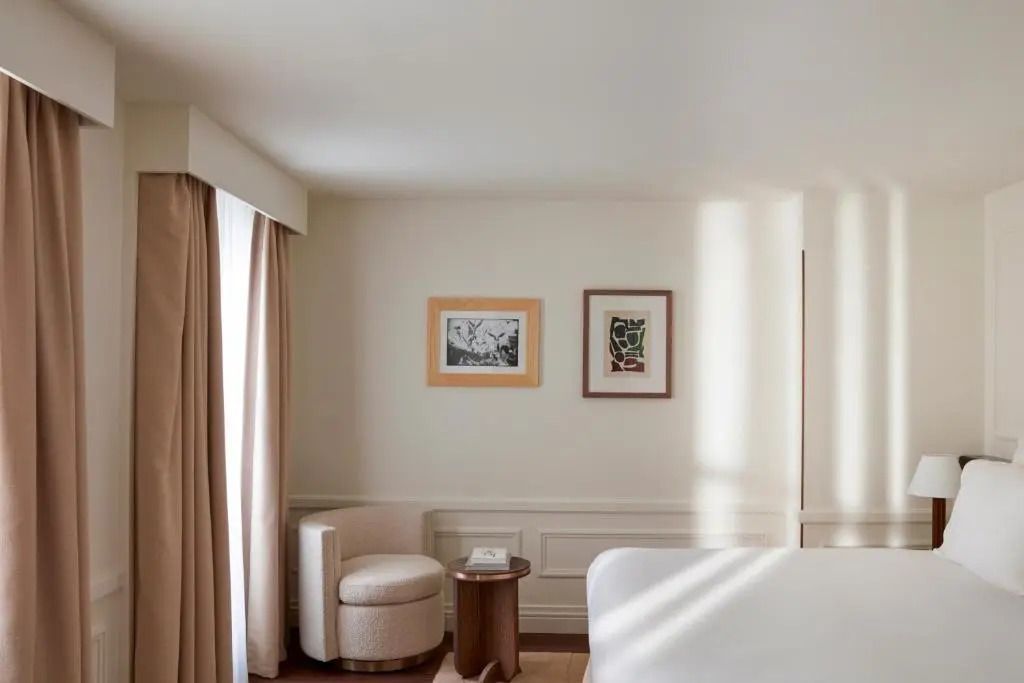 Sitzbereich einer Suite mit Polstersessel und Wandkunst