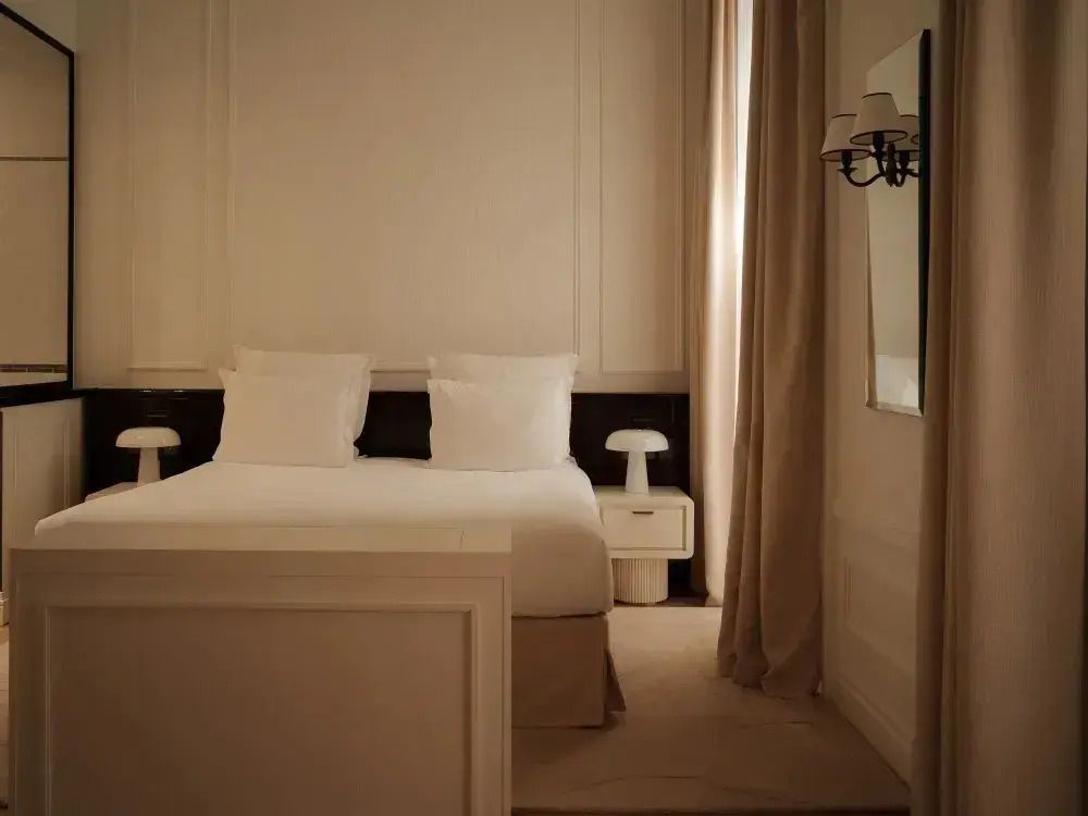 Elegantes Schlafzimmer mit Doppelbett und sanfter Beleuchtung