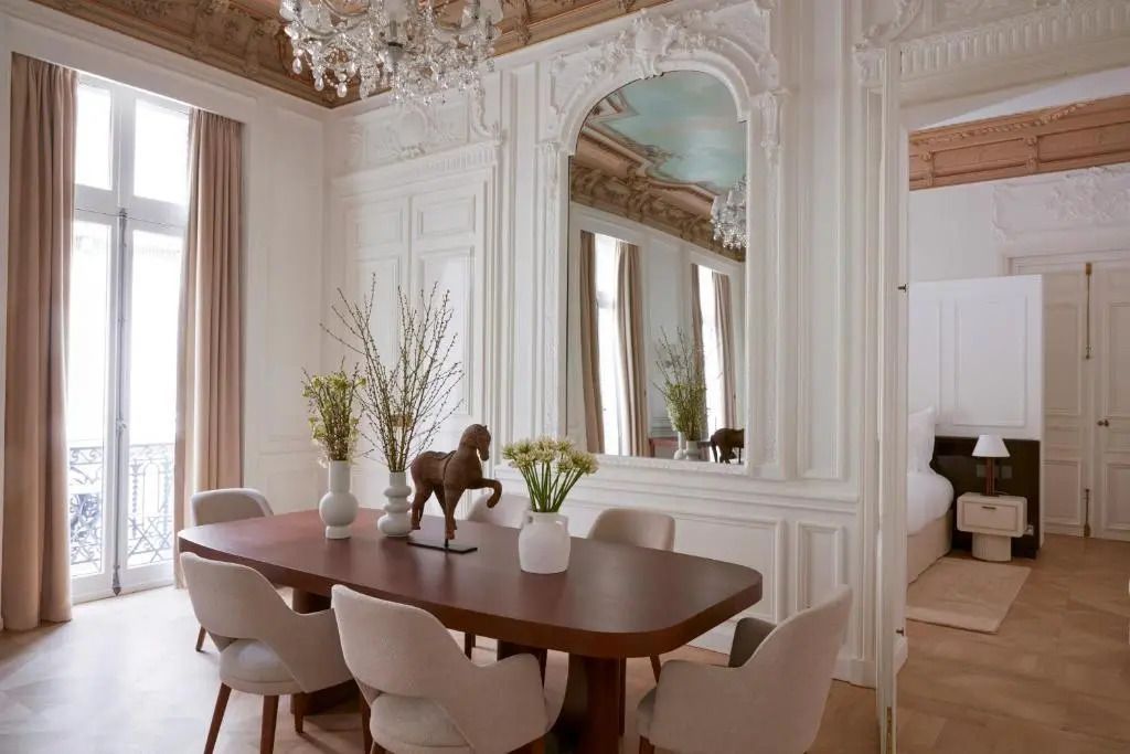 Eleganter Essbereich mit großem Spiegel und Kronleuchter