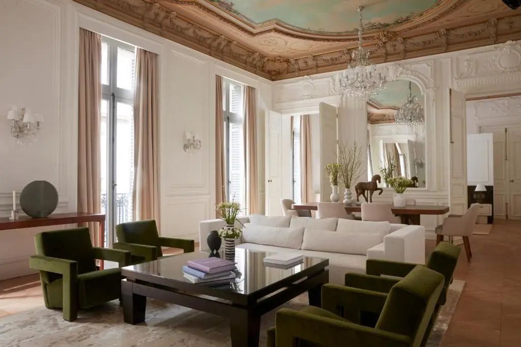 Elegantes Wohnzimmer der Grand Suite mit weißen und grünen Möbeln