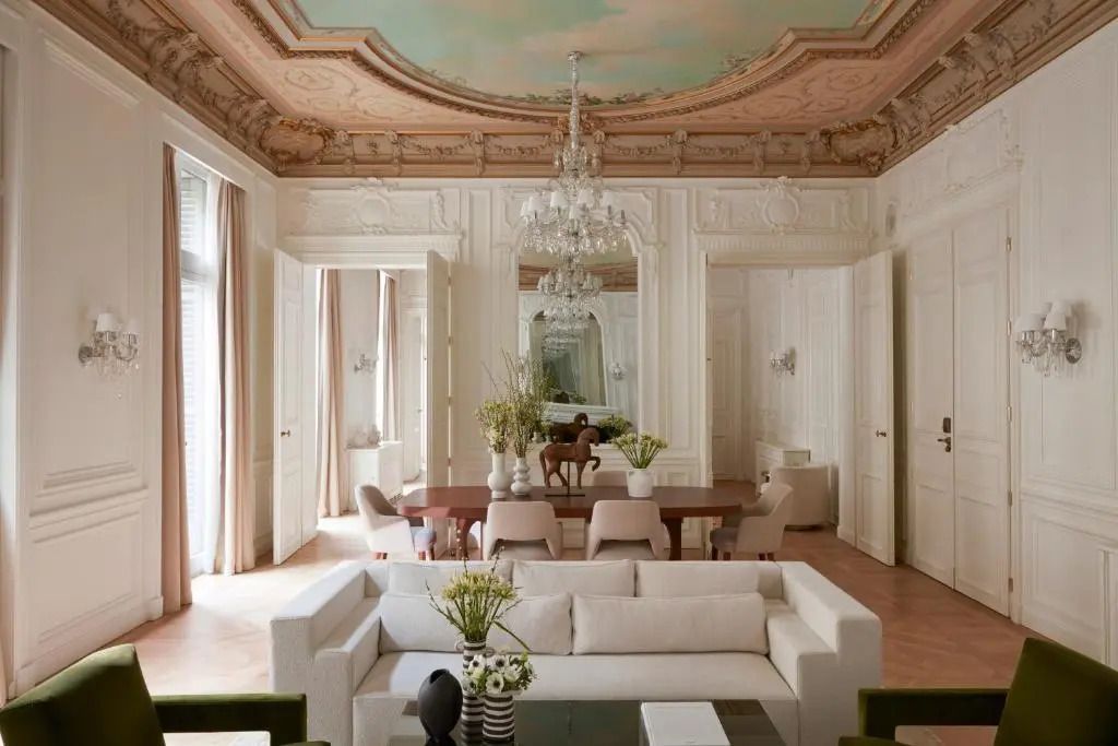 Elegantes Wohnzimmer der Präsidenten Suite mit Stuckdecke und Kronleuchter