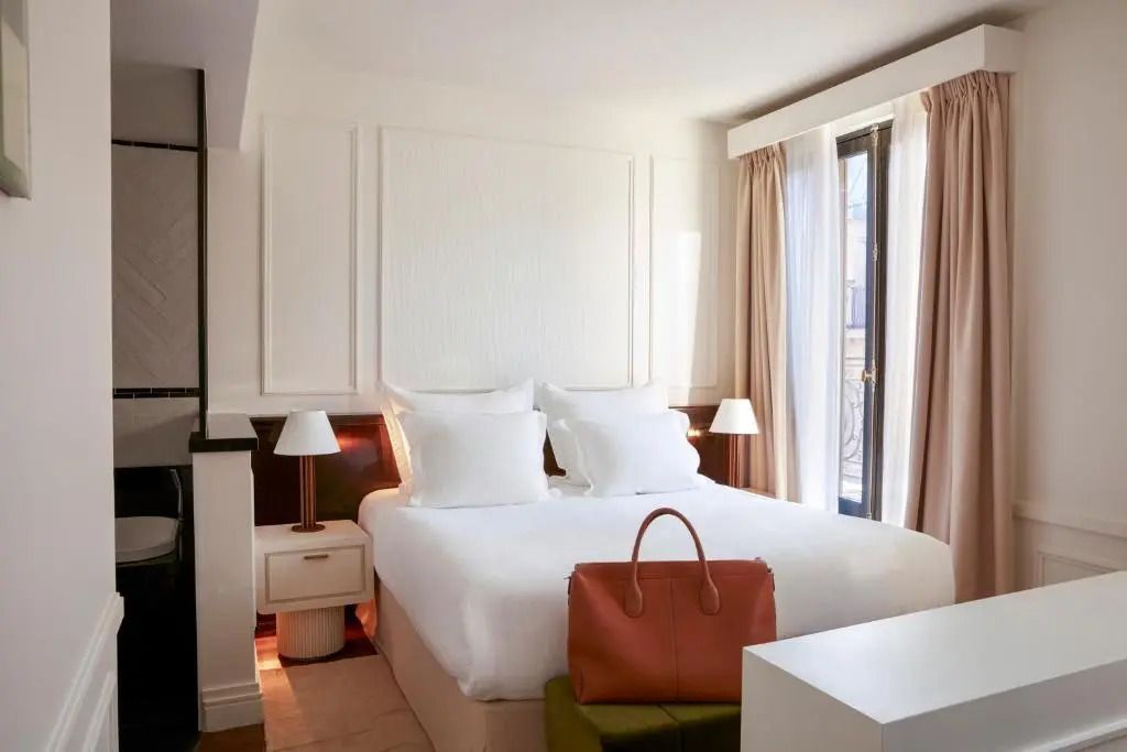 Elegantes Prestige Zimmer mit großem Fenster und stilvoller Einrichtung
