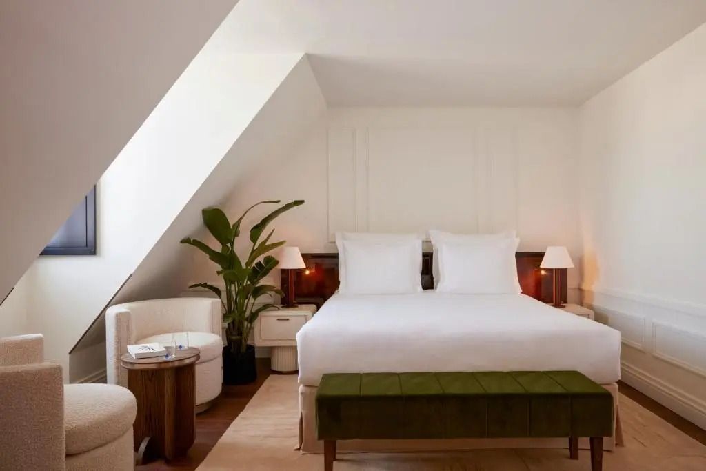 Prestige Zimmer mit Dachschräge und eleganten Möbeln