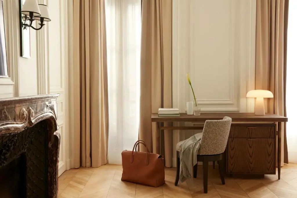 Arbeitsbereich im Prestige Zimmer mit edlen Vorhängen und Holzakzenten