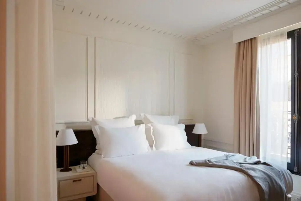 Helles Prestige Zimmer mit stilvoller Dekoration und großen Fenstern