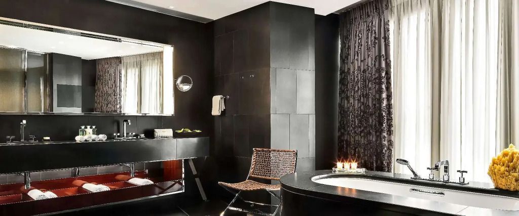 Luxuriöses Badezimmer in dunkler Tönung mit freistehender Badewanne