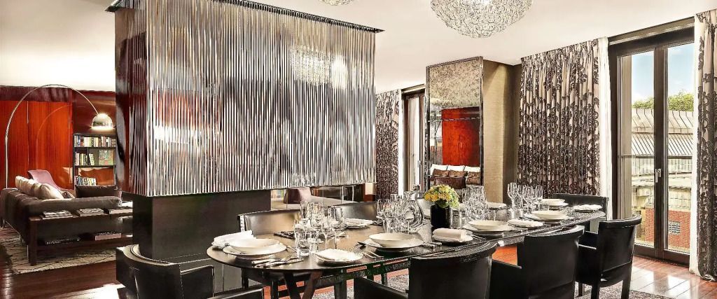 Schickes Esszimmer mit gedecktem Tisch und stilvoller Dekoration