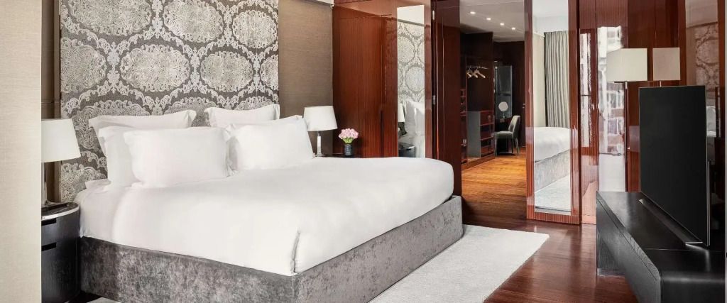 Elegantes Schlafzimmer in der Suite mit King-Size-Bett und modernem Design