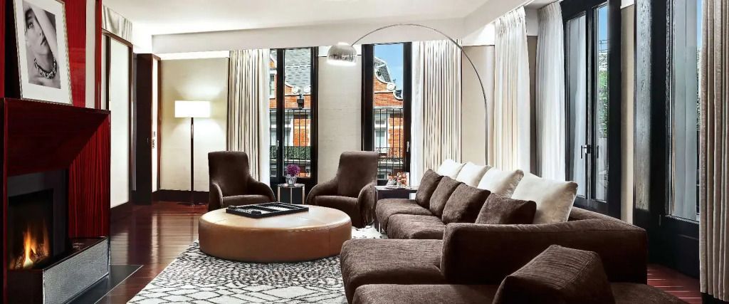 Luxuriöses Wohnzimmer mit bequemen Sesseln und großen Fenstern