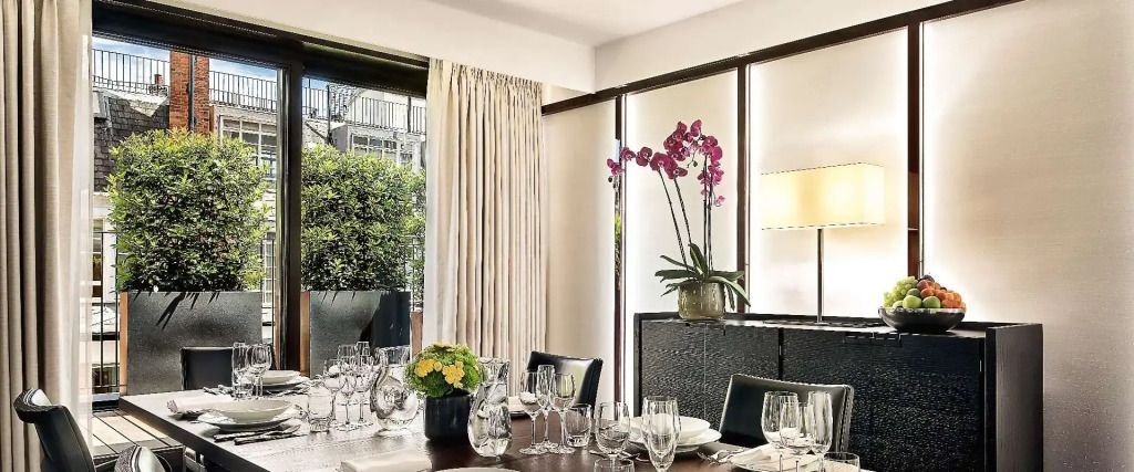 Essbereich mit gedecktem Tisch und eleganter Blumendekoration