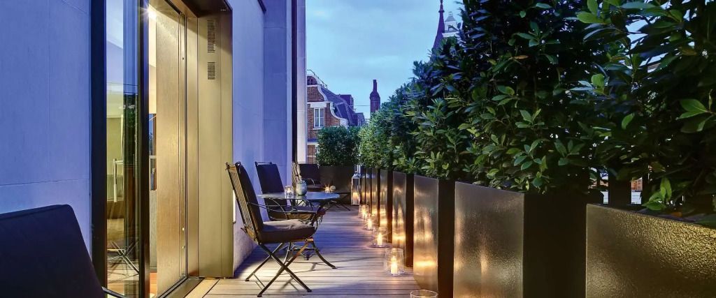 Abendliche Terrasse mit Beleuchtung und Sitzgelegenheiten
