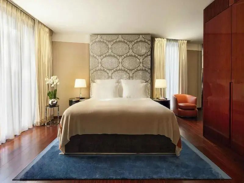 Elegantes Schlafzimmer mit Doppelbett und stilvoller Wandverkleidung