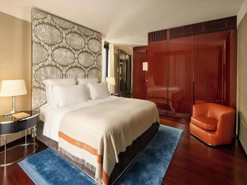 Schlafzimmer mit großer Tagesdecke und modernen Möbeln