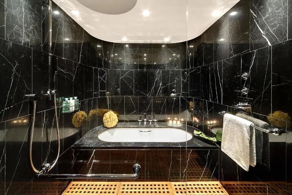 Luxuriöses Badezimmer mit Marmorwänden und moderner Badewanne im Bvlgari Hotel London