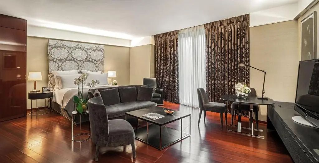 Komfortable Junior-Suite mit Sitzbereich und Doppelbett im Bvlgari Hotel London