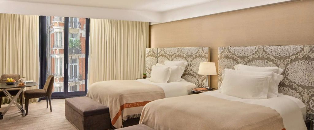 Elegantes Executive Doppelzimmer mit zwei Einzelbetten und neutraler Einrichtung