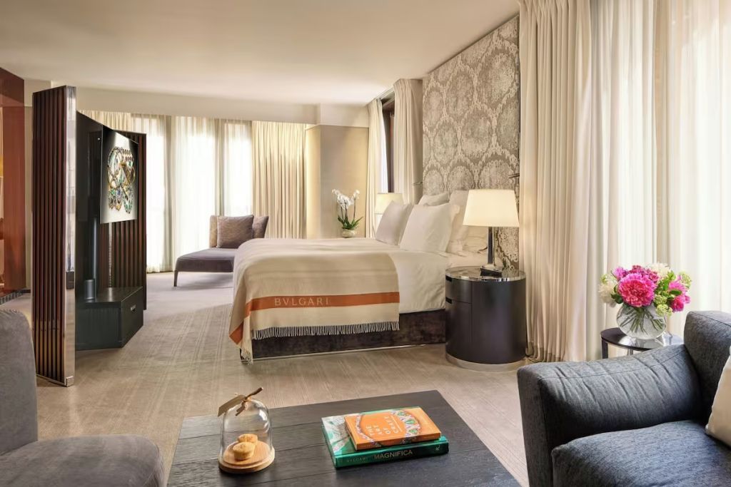 Luxuriöses Schlafzimmer mit großem Doppelbett und eleganten Möbeln in einer Suite.