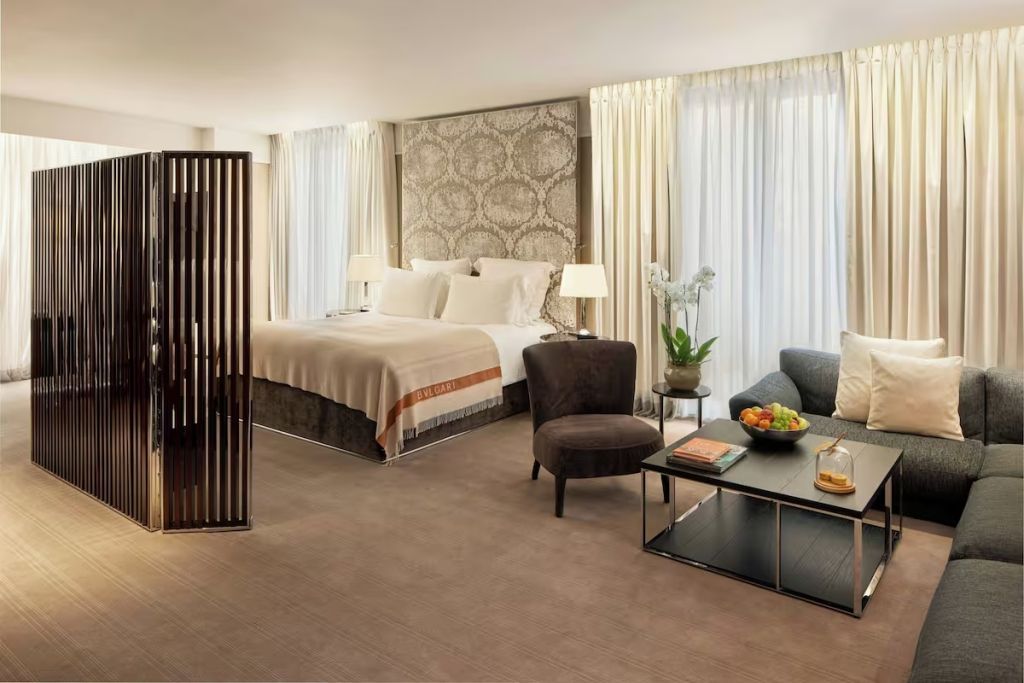 Große Suite mit Doppelbett, Sitzecke und stilvoller Inneneinrichtung.