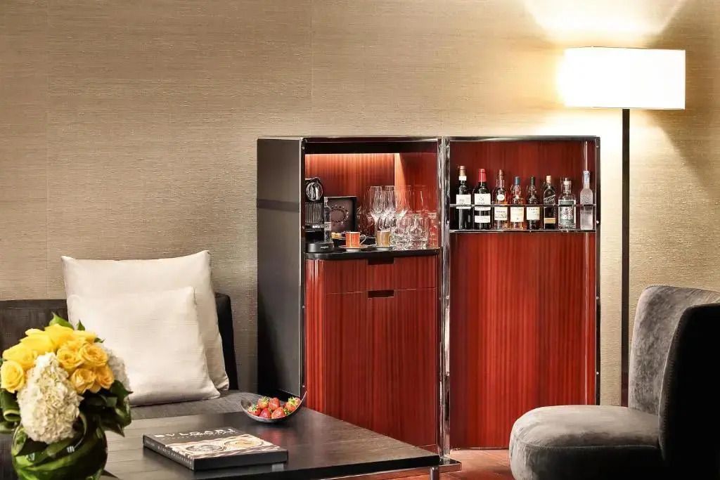 Gut ausgestattete Minibar mit Spirituosen und Gläsern