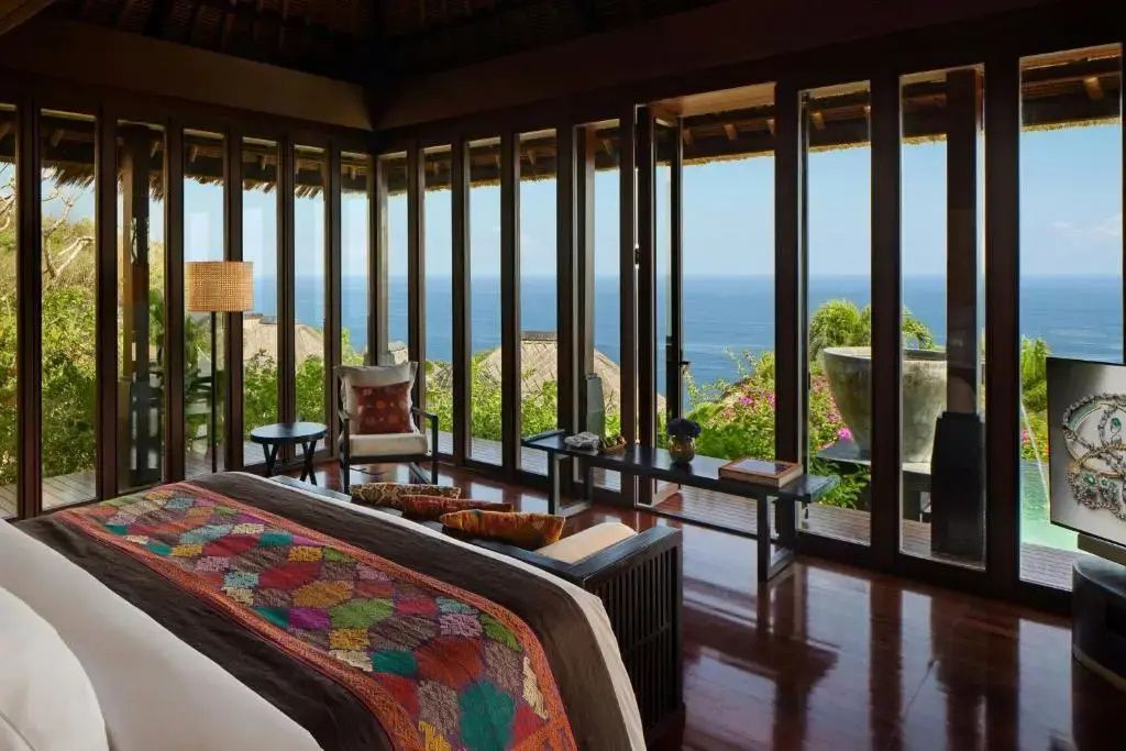 Luxusvilla Schlafzimmer mit direktem Panoramablick auf den Indischen Ozean und tropische Natur.