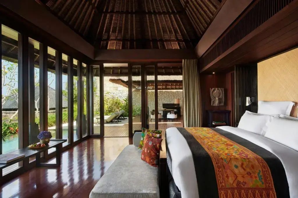 Luxuriöses Schlafzimmer im Bvlgari Resort Bali mit traditioneller Holzdecke und Terrasse