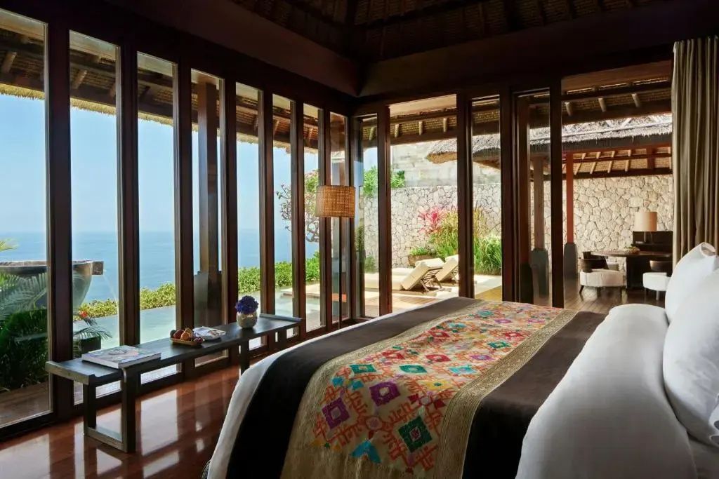Villa Schlafzimmer im Bvlgari Resort Bali mit Blick auf Meer und Sonnenterrasse
