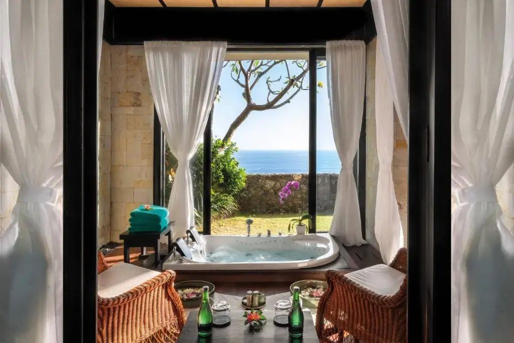 Whirlpool in einer Villa des Bvlgari Resorts Bali mit Panoramablick auf das Meer