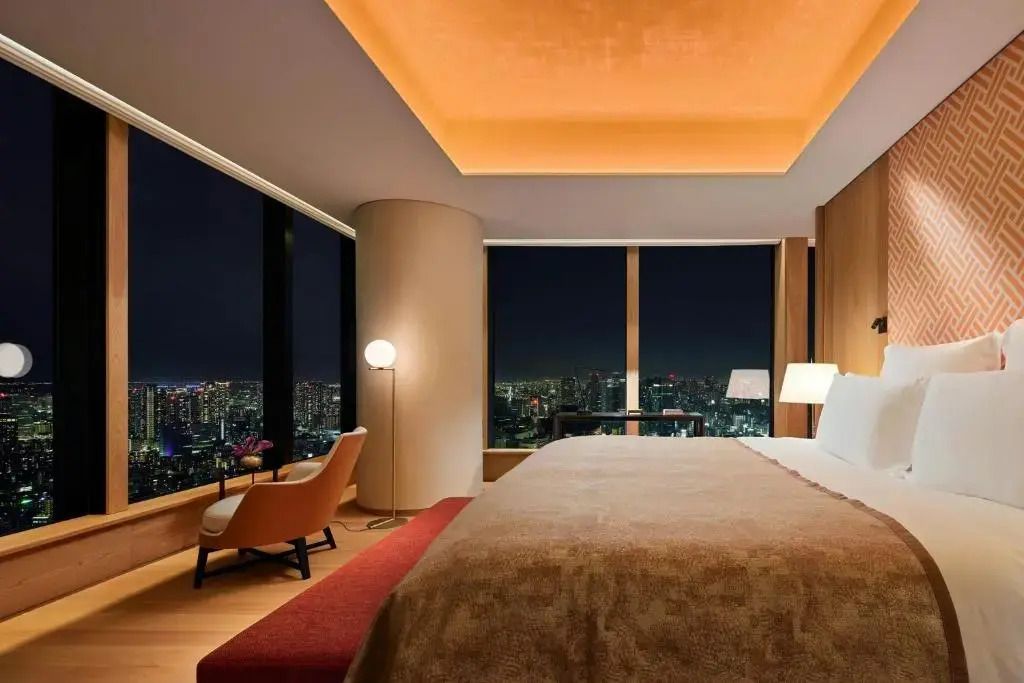 Deluxe Doppel Suite mit atemberaubendem Skylineblick bei Nacht.