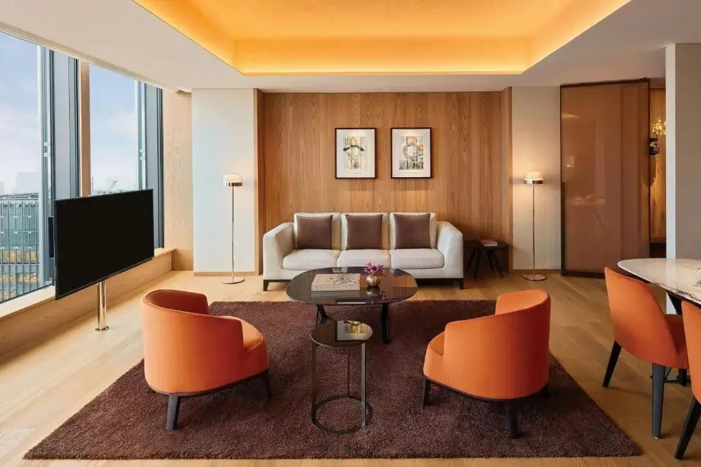 Stilvoll eingerichteter Wohnbereich der Suite mit eleganten Möbeln und Beleuchtung.