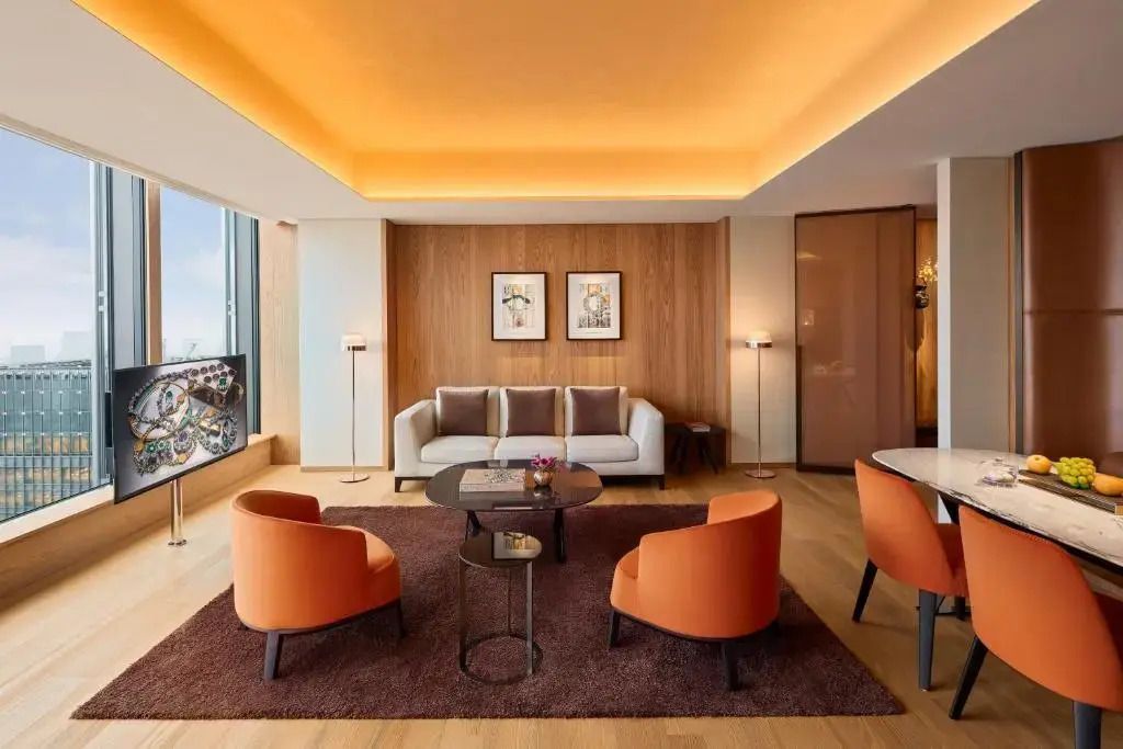 Gemütlicher Lounge-Bereich der Suite mit modernen Sesseln und Kunstwerken.