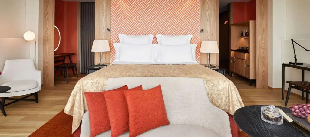 Luxuriöses Doppelbett mit stilvoller Wanddekoration in warmen Farben