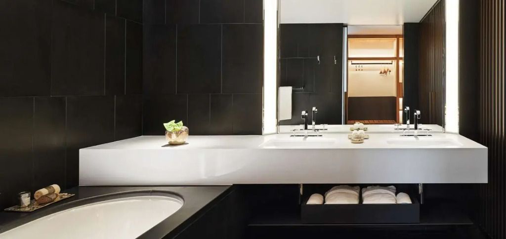 Modernes Badezimmer mit eleganter schwarzer Einrichtung und geräumiger Wanne