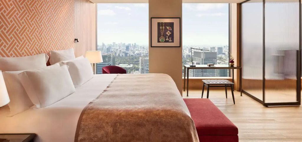 Luxuriöses Schlafzimmer mit großem Bett, Panorama-Ausblick auf Tokio und eleganter Einrichtung
