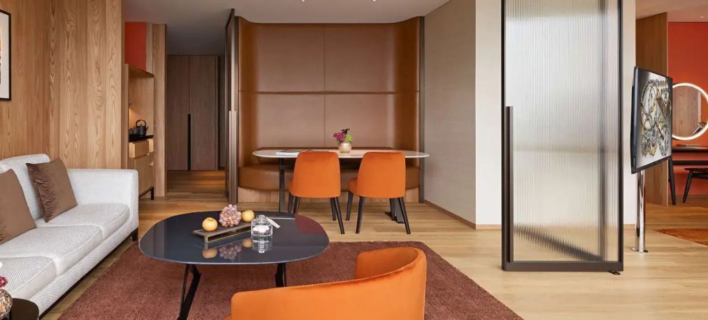 Modernes Wohnzimmer mit bequemen Stühlen, elegantem Dekor und Essbereich