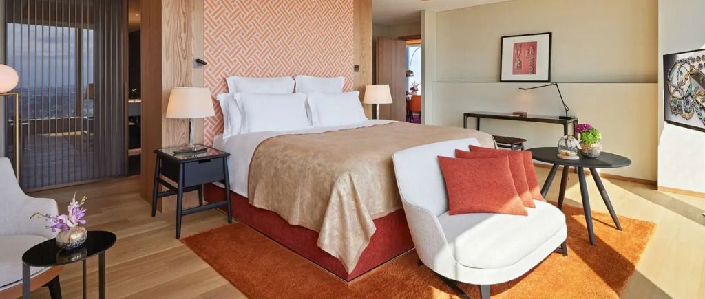 Luxuriöses Schlafzimmer mit Doppelbett und eleganter Einrichtung im Bvlgari Hotel Tokyo
