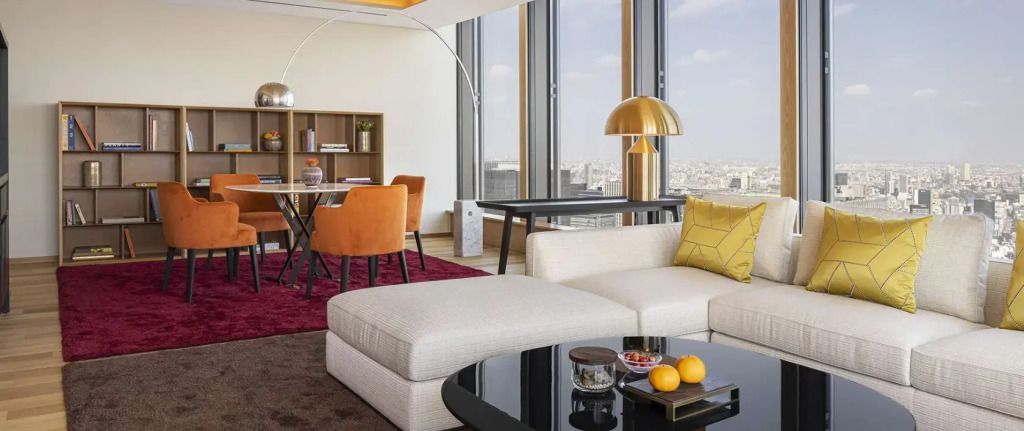Stilvolle Lounge in der Suite mit Skyline-Ausblick im Bvlgari Hotel Tokyo