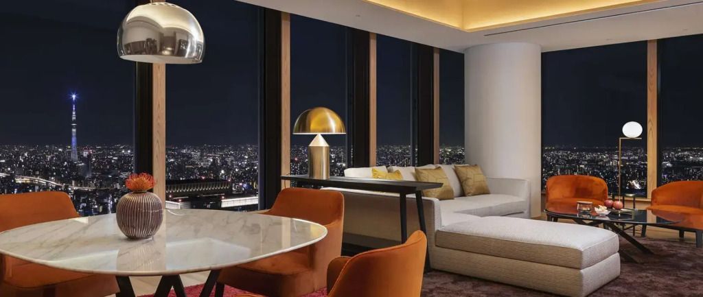 Abendliche Aussicht aus der modernen Suite mit luxuriöser Einrichtung im Bvlgari Hotel Tokyo